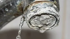 Apa de la robinet va curge din nou în șuvoi: o metodă rapidă de a îndepărta depunerile de calcar de pe filtru