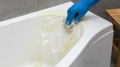 Cum se pot îndepărta petele galbene de pe cadă fără a folosi produse chimice? Această pastă preparată acasă vă va ajuta în acest sens.