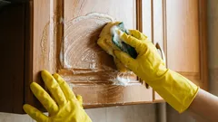 Cum îndepărtezi rapid grăsimea de pe dulapurile de bucătărie, fără spray-uri agresive (și fără să afectezi finisajul)