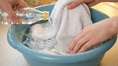  Seara înmoi prosoapele de bucătărie și mănușile de bucătărie: dimineața sunt perfect curate, chiar și petele de grăsime mai vechi dispar.