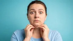 Vă apare „bărbia dublă” când stați cu capul aplecat în față? Corectați această greșeală frecventă și protejați-vă gâtul.