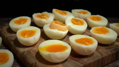 De ce bucătarii profesioniști nu fierb niciodată ouăle după ce apa a început să fiarbă: secretul unui preparat perfect