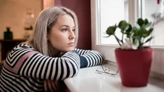 După mici obiceiuri se înțelege că o persoană este singură — chiar dacă nu o spune