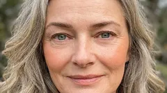 Cum să realizezi un machiaj perfect după 50 de ani, pentru a nu părea că porți o mască sau că strălucești prea tare.