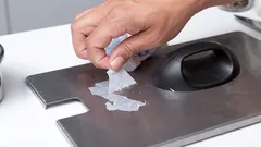 Cum să îndepărtați cu ușurință etichetele lipite: aceste metode chiar funcționează.