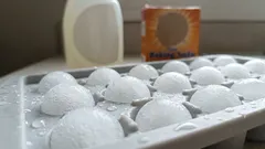 Bile înghețate din bicarbonat de sodiu și detergent de vase vor reda strălucirea oricărei instalații sanitare