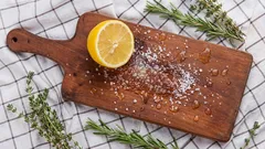 Cum să păstrați tăietorul de bucătărie curat și cu un miros plăcut: remedii casnice pe care le aveți deja în bucătărie.