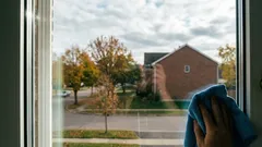 Ferestrele au devenit mai curate decât după ce le-am curățat! Prietena mea, care lucrează ca menajeră, mi-a împărtășit câteva trucuri simple.