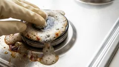 Cum să îndepărtați grăsimea încetățenită de pe arzătoarele aragazului fără produse scumpe și mirosuri puternice.